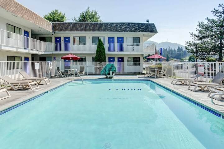 Pool 21 of 31